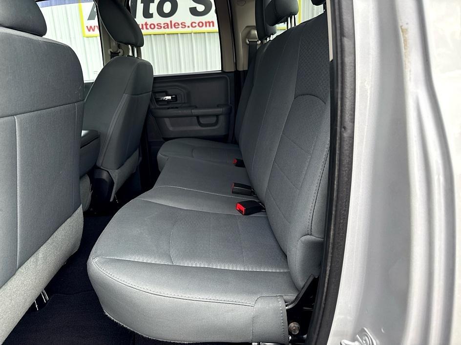 RAM 1500 4WD Quad Cab 140.5" SLT 2016