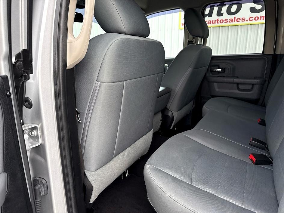 RAM 1500 4WD Quad Cab 140.5" SLT 2016