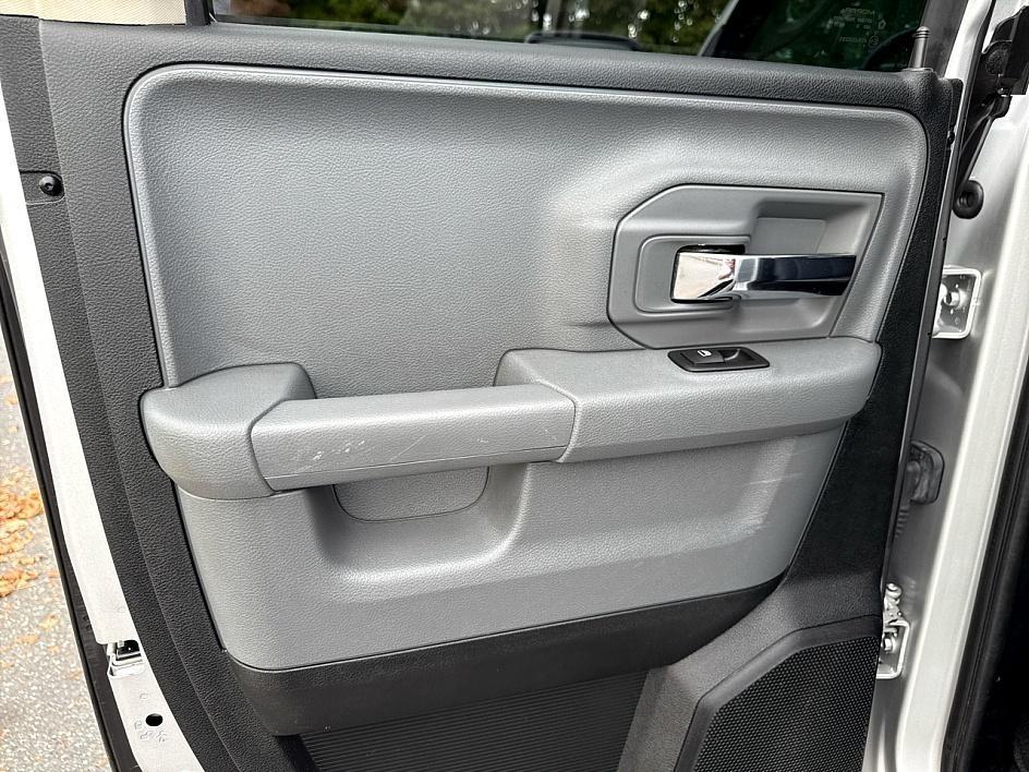 RAM 1500 4WD Quad Cab 140.5" SLT 2016