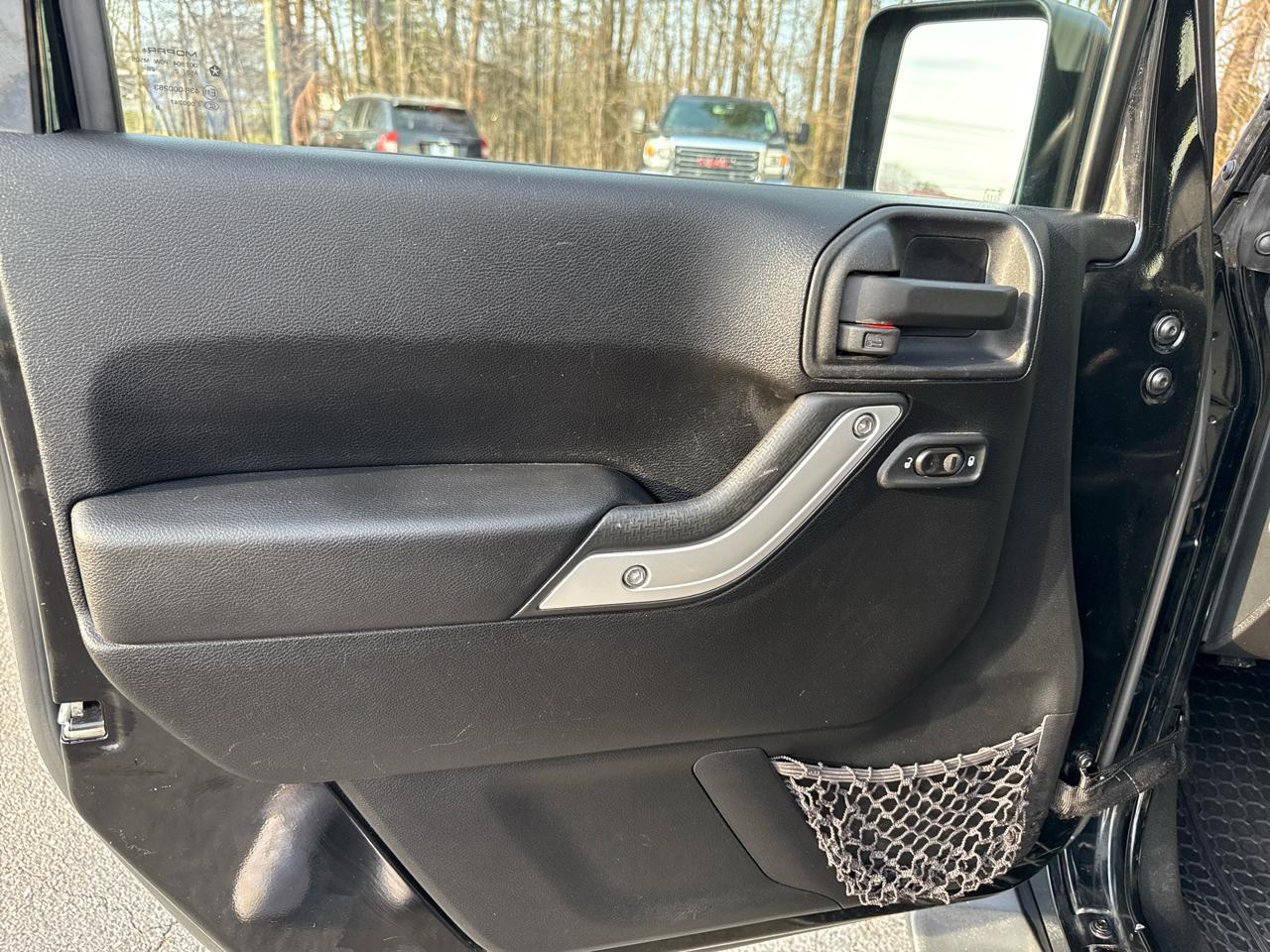 Jeep Wrangler Unlimited 4WD 4dr Sahara 2013