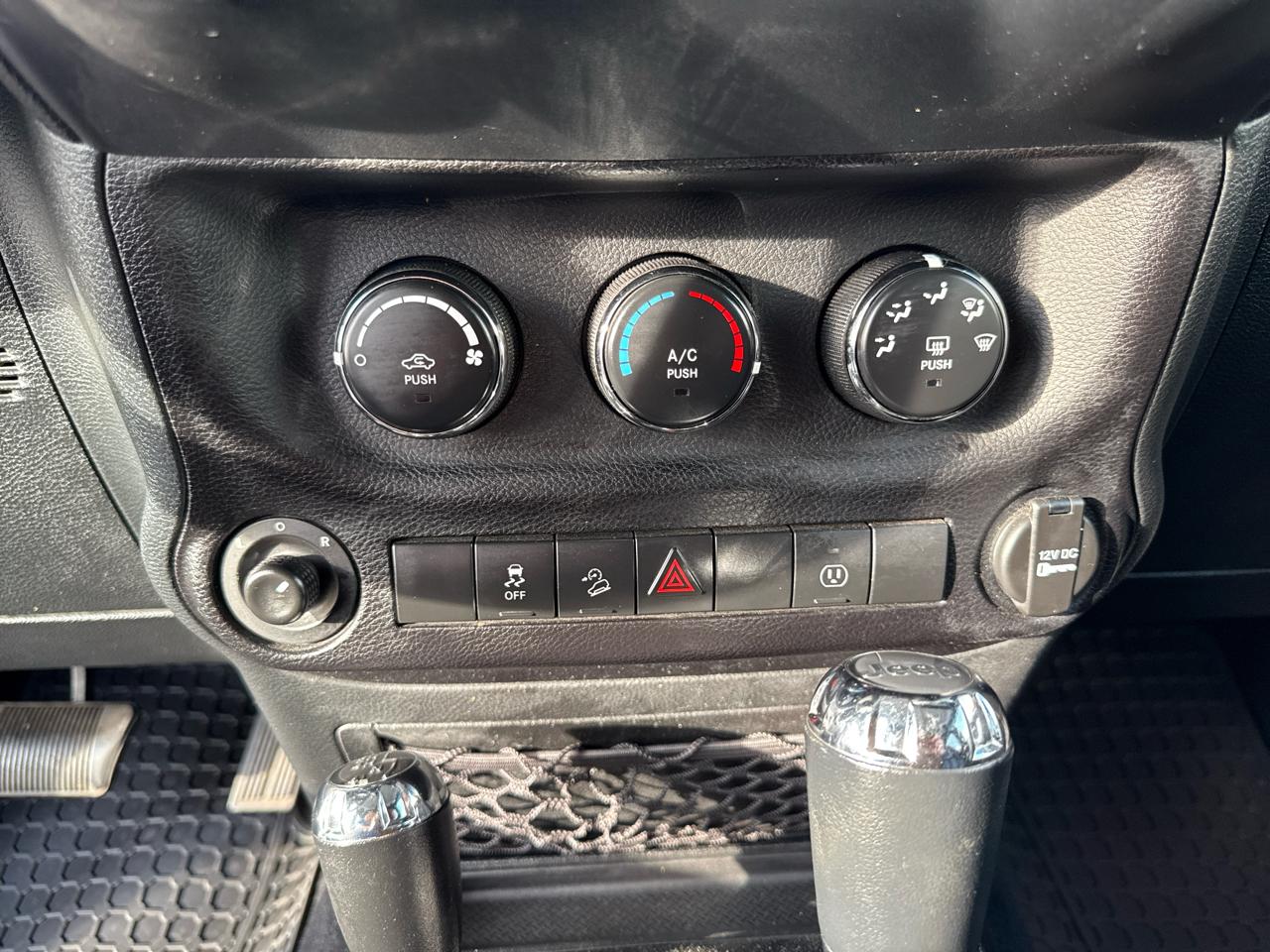 Jeep Wrangler Unlimited 4WD 4dr Sahara 2013