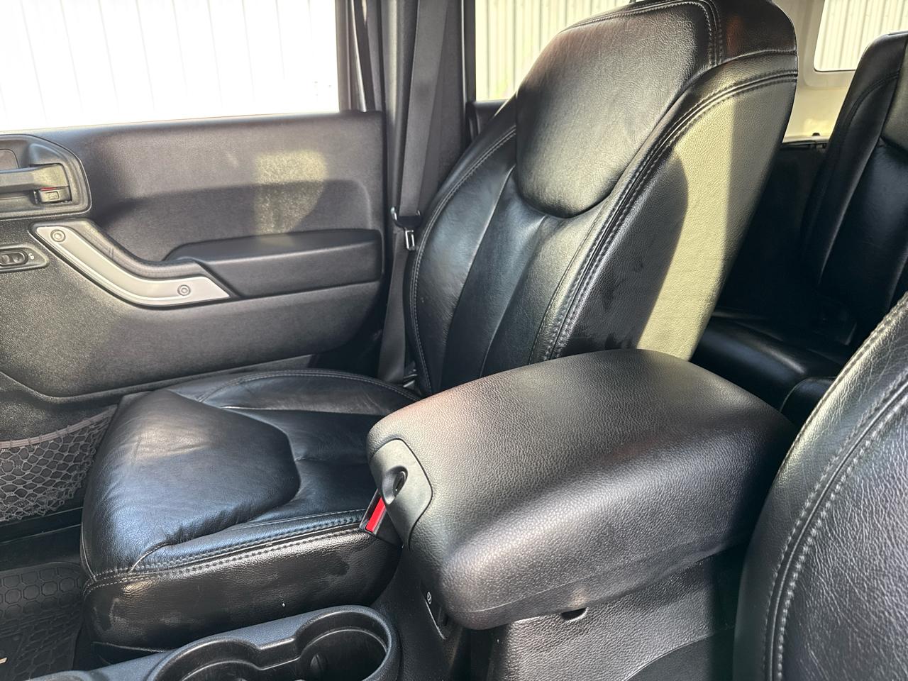 Jeep Wrangler Unlimited 4WD 4dr Sahara 2013