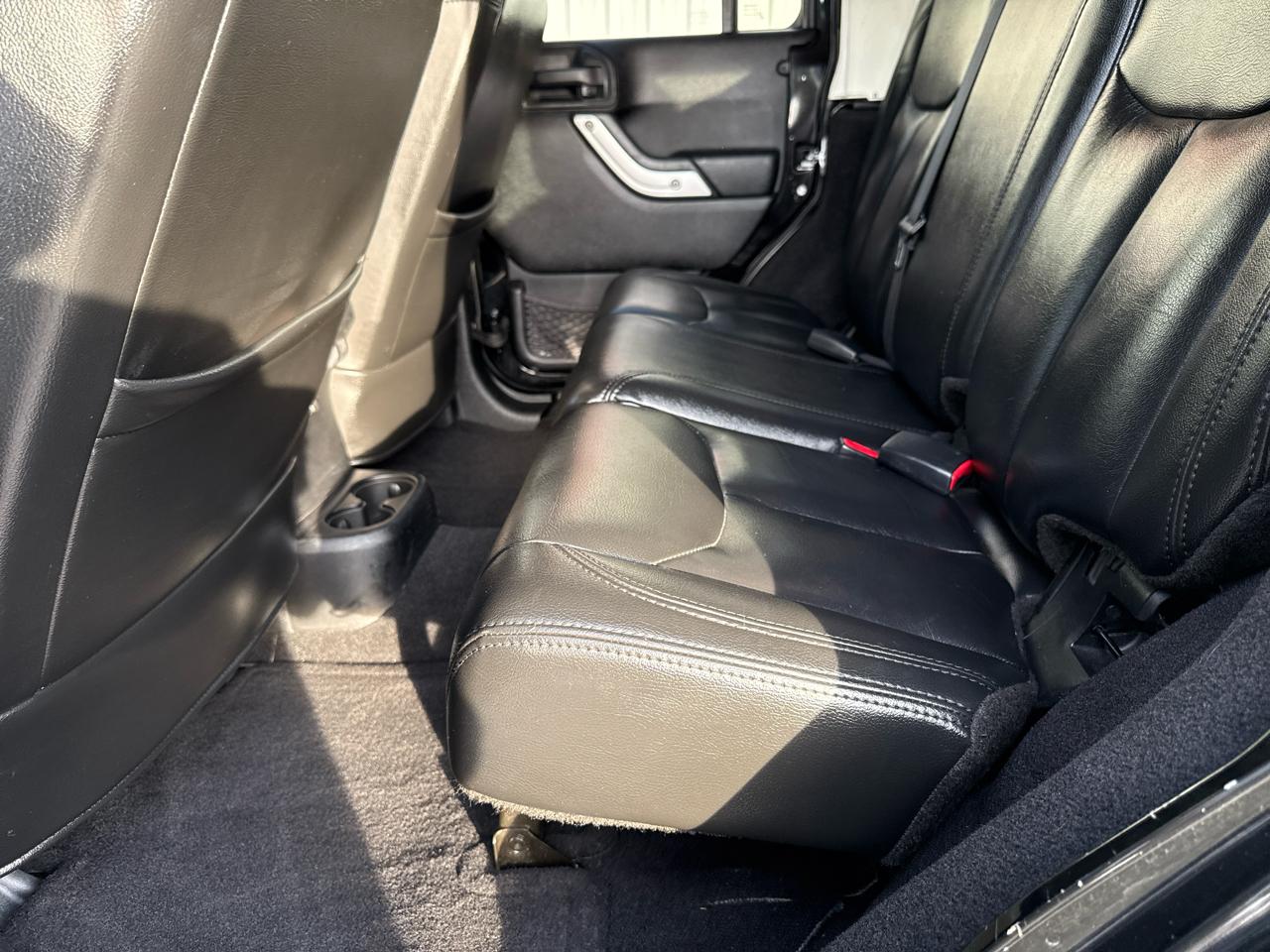 Jeep Wrangler Unlimited 4WD 4dr Sahara 2013