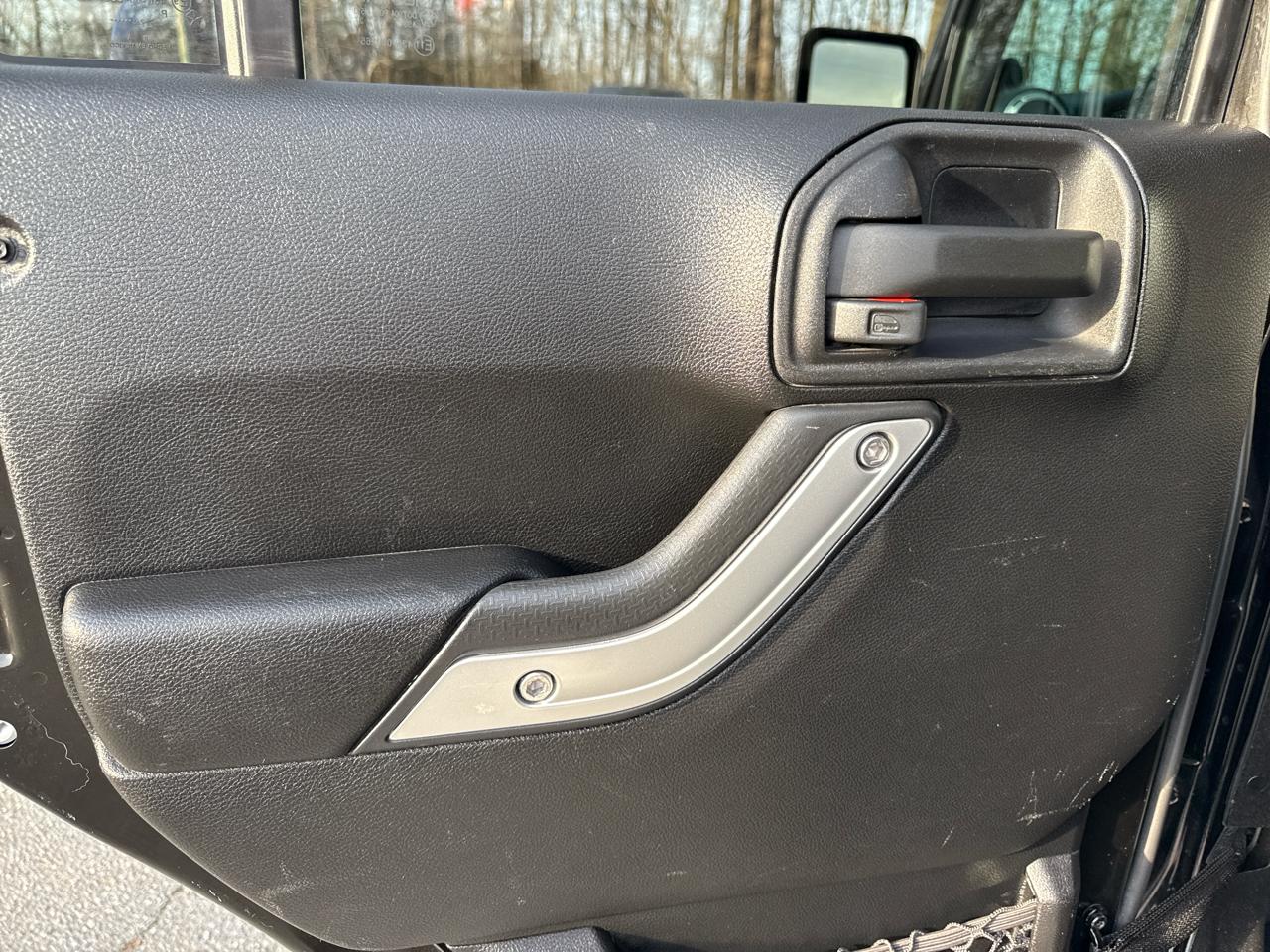 Jeep Wrangler Unlimited 4WD 4dr Sahara 2013