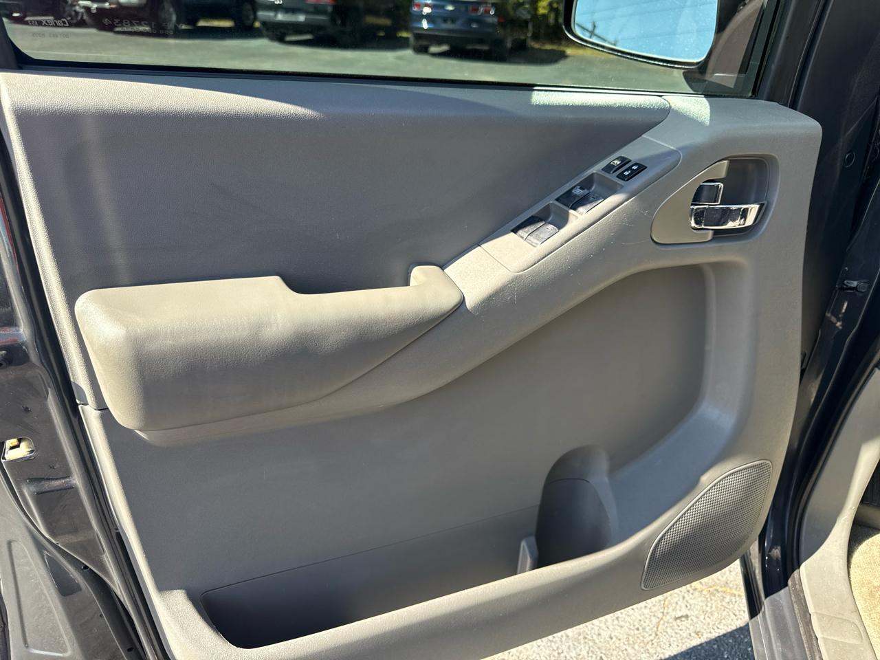 Nissan Frontier 2WD Crew Cab SWB Auto SV 2014