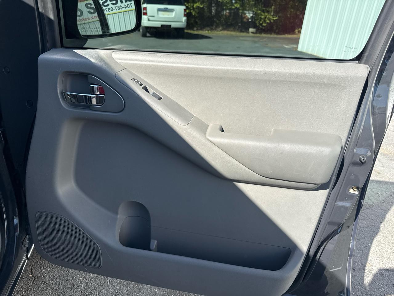 Nissan Frontier 2WD Crew Cab SWB Auto SV 2014