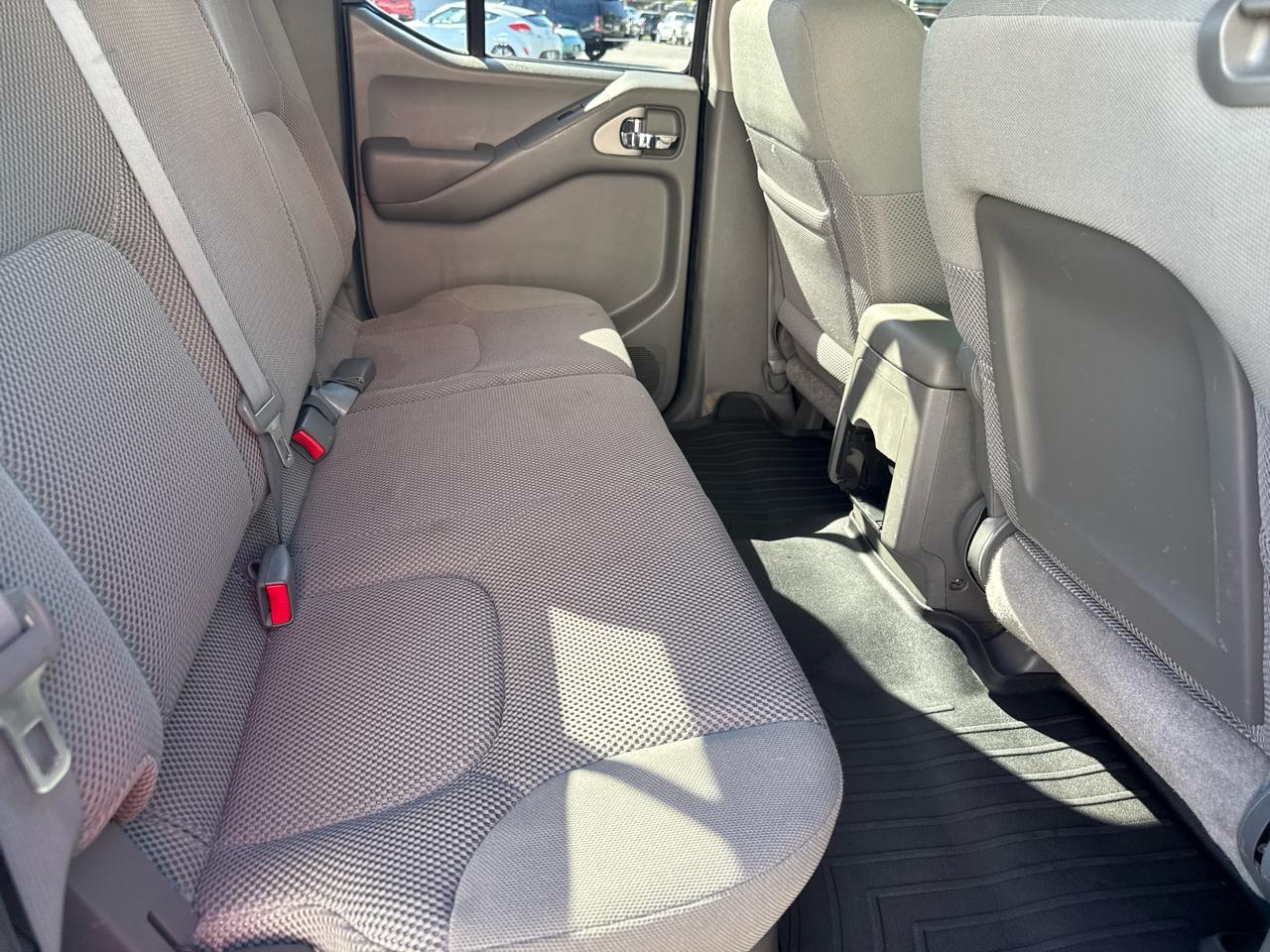 Nissan Frontier 2WD Crew Cab SWB Auto SV 2014