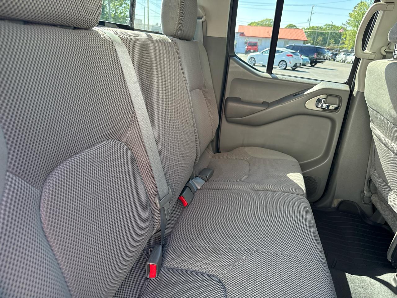 Nissan Frontier 2WD Crew Cab SWB Auto SV 2014