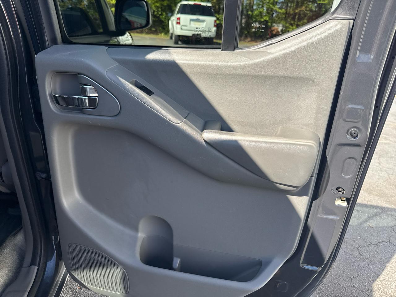 Nissan Frontier 2WD Crew Cab SWB Auto SV 2014