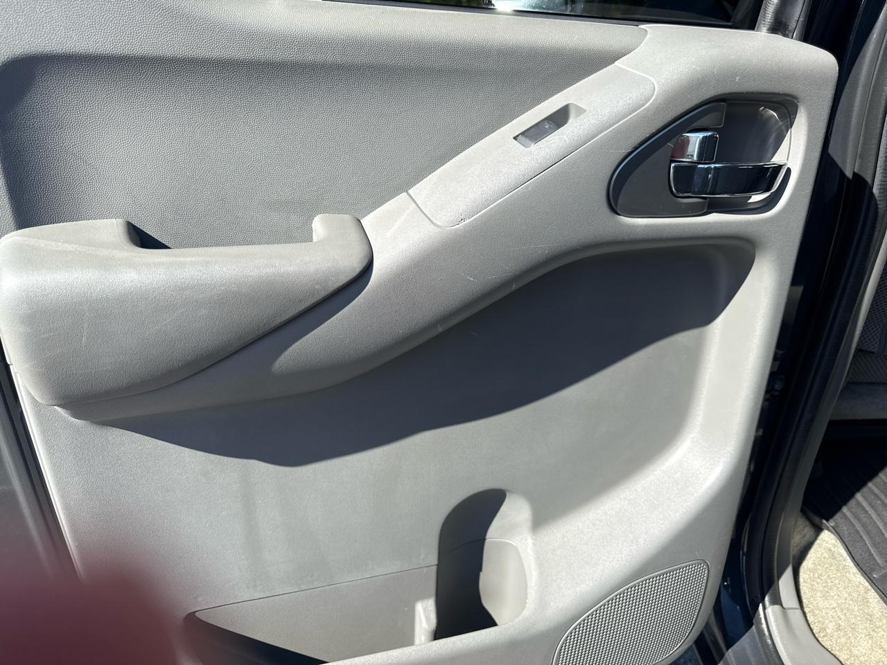 Nissan Frontier 2WD Crew Cab SWB Auto SV 2014