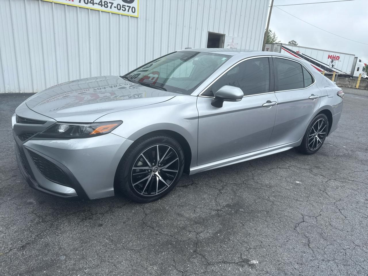 Toyota Camry Hybrid SE Nightshade CVT (Natl) 2023