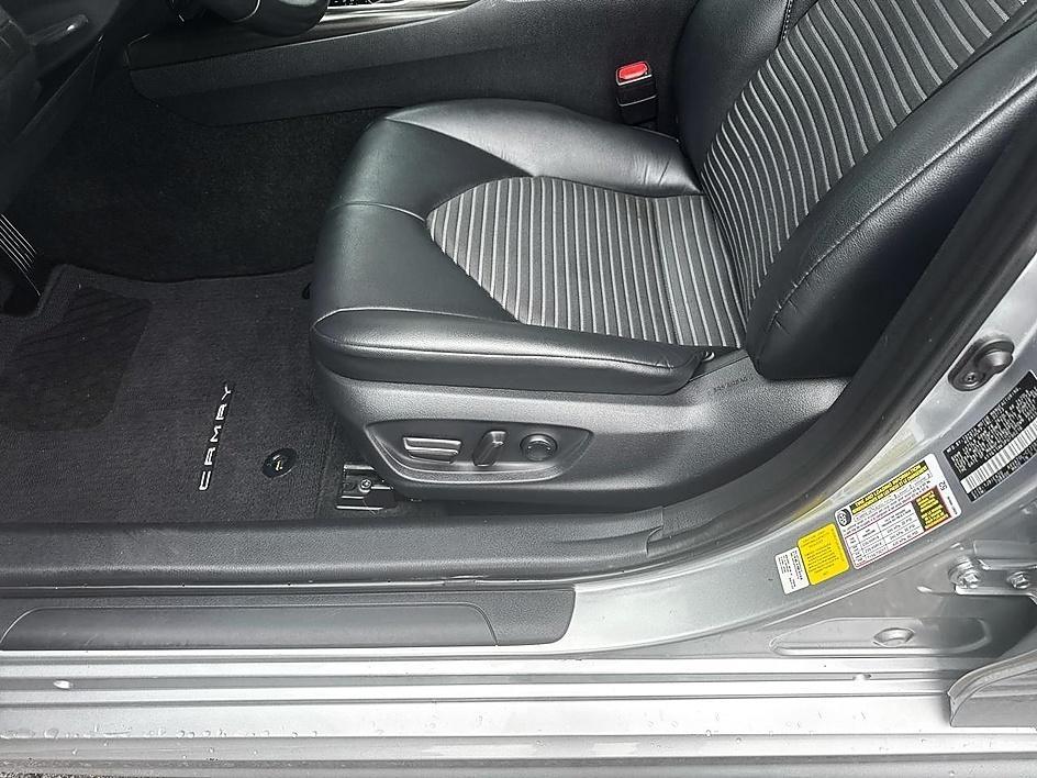 Toyota Camry Hybrid SE Nightshade CVT (Natl) 2023