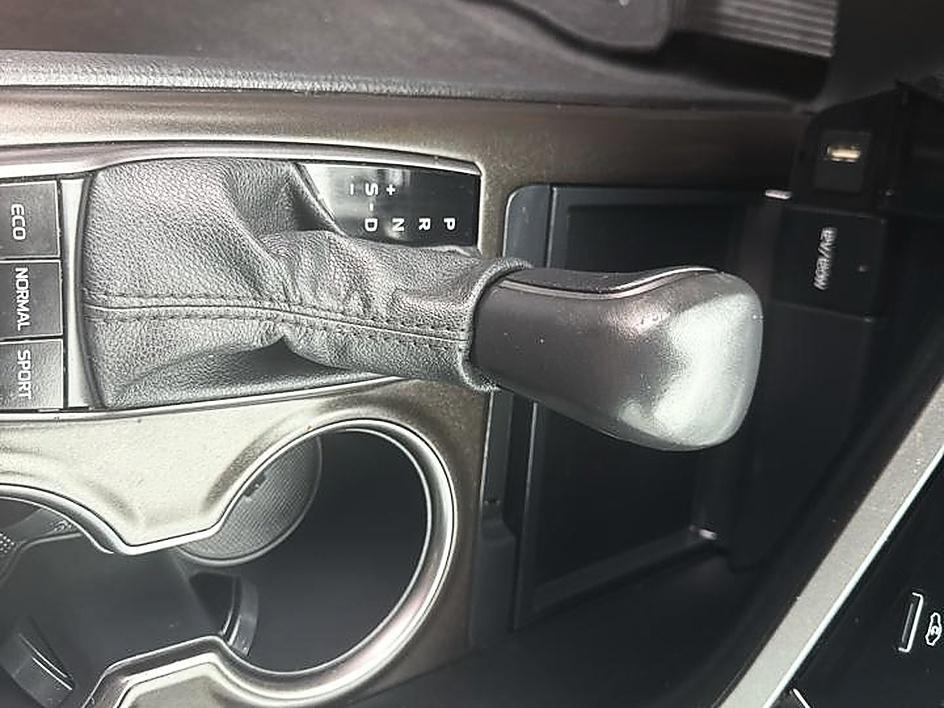 Toyota Camry Hybrid SE Nightshade CVT (Natl) 2023