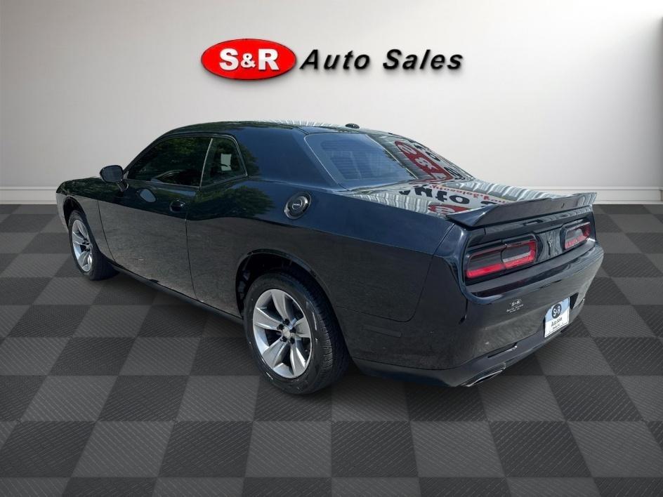 Dodge Challenger SXT RWD 2021