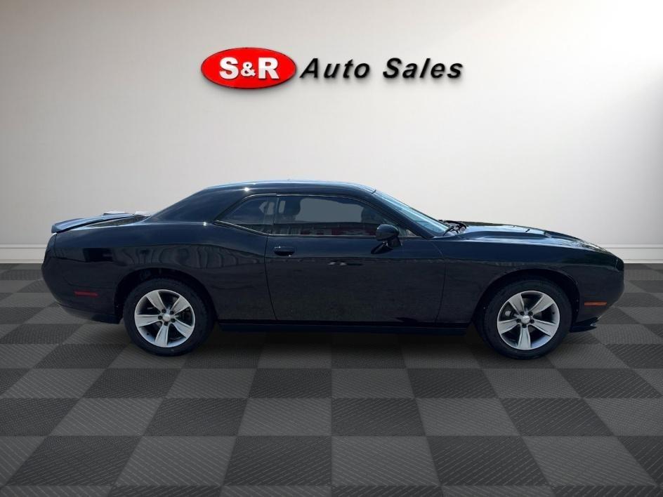 Dodge Challenger SXT RWD 2021