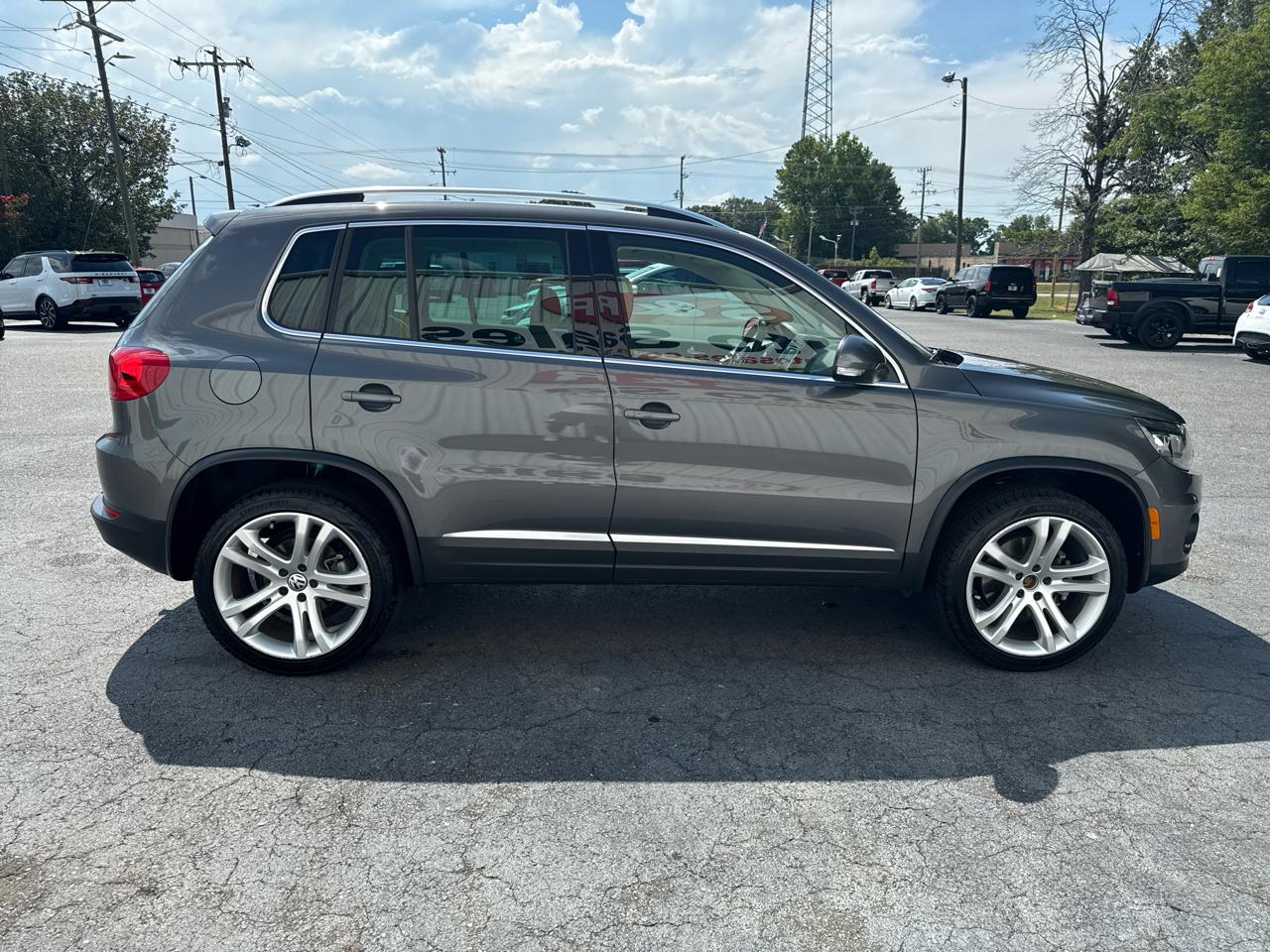 Volkswagen Tiguan 2WD 4dr Auto SE w/Sunroof & Nav 2013