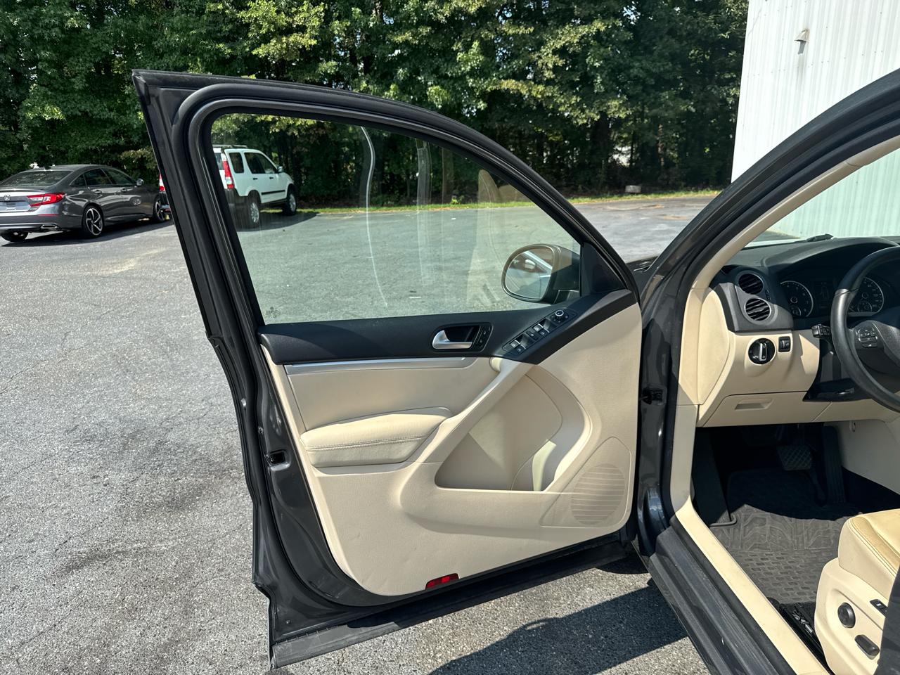 Volkswagen Tiguan 2WD 4dr Auto SE w/Sunroof & Nav 2013
