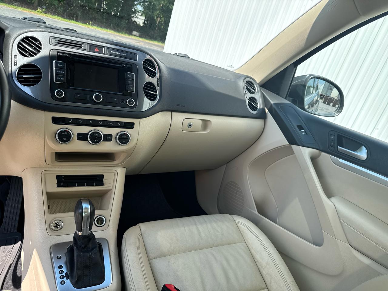 Volkswagen Tiguan 2WD 4dr Auto SE w/Sunroof & Nav 2013