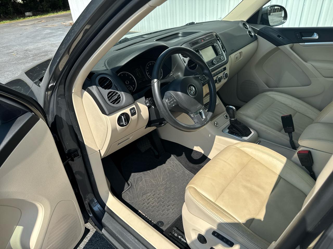 Volkswagen Tiguan 2WD 4dr Auto SE w/Sunroof & Nav 2013