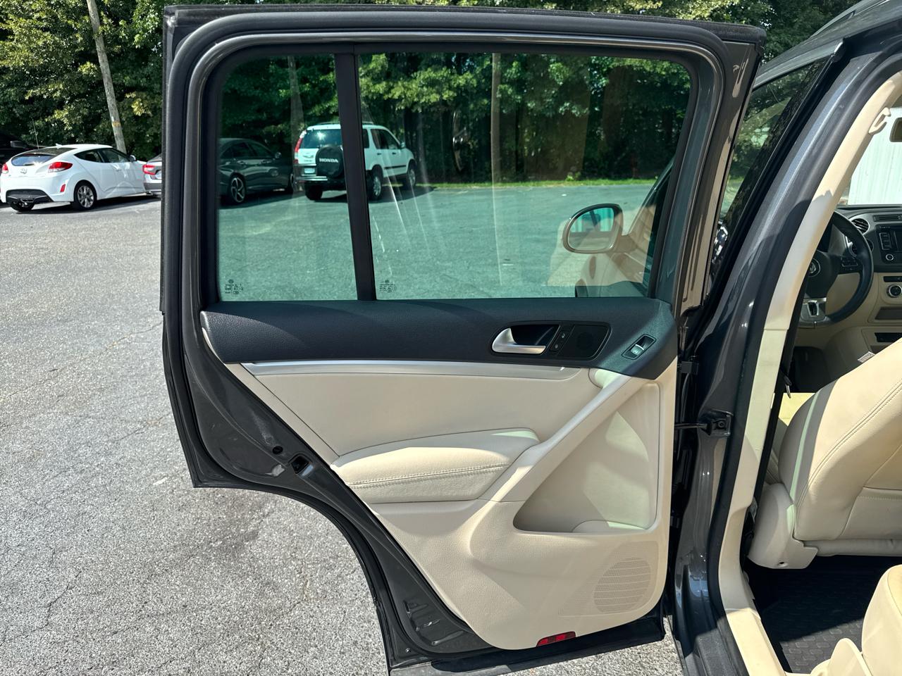 Volkswagen Tiguan 2WD 4dr Auto SE w/Sunroof & Nav 2013
