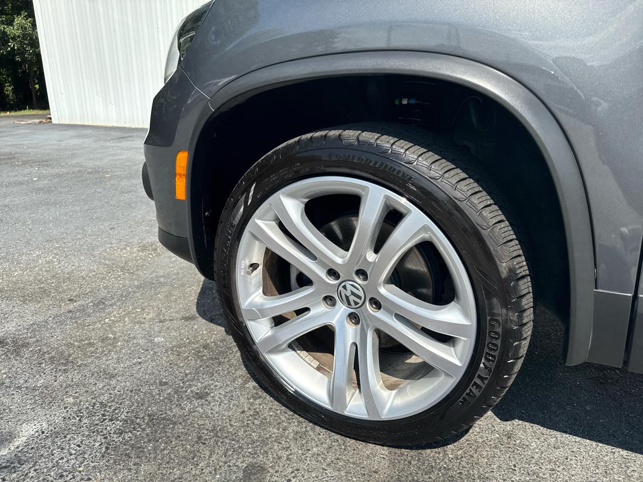 Volkswagen Tiguan 2WD 4dr Auto SE w/Sunroof & Nav 2013