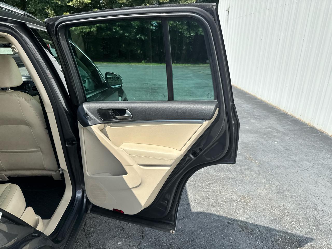 Volkswagen Tiguan 2WD 4dr Auto SE w/Sunroof & Nav 2013
