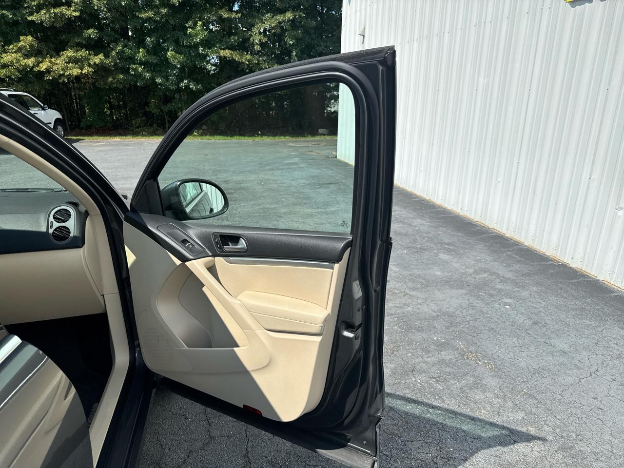 Volkswagen Tiguan 2WD 4dr Auto SE w/Sunroof & Nav 2013