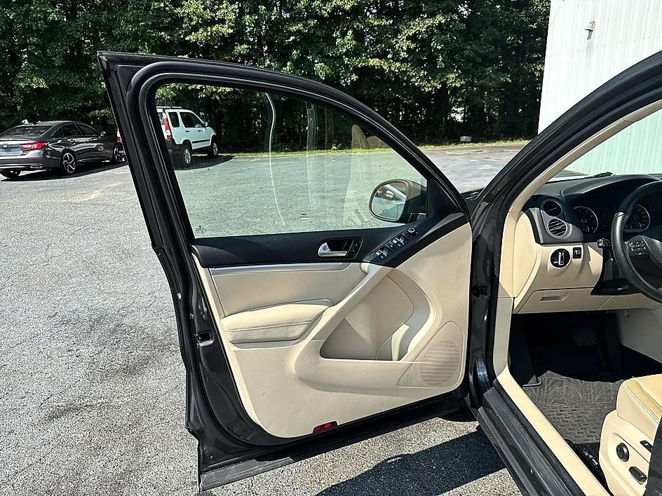 Volkswagen Tiguan 2WD 4dr Auto SE w/Sunroof & Nav 2013