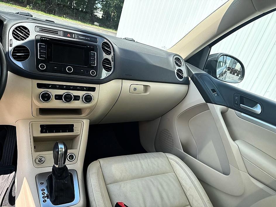 Volkswagen Tiguan 2WD 4dr Auto SE w/Sunroof & Nav 2013