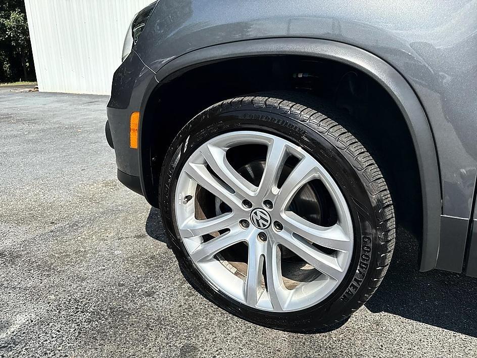 Volkswagen Tiguan 2WD 4dr Auto SE w/Sunroof & Nav 2013