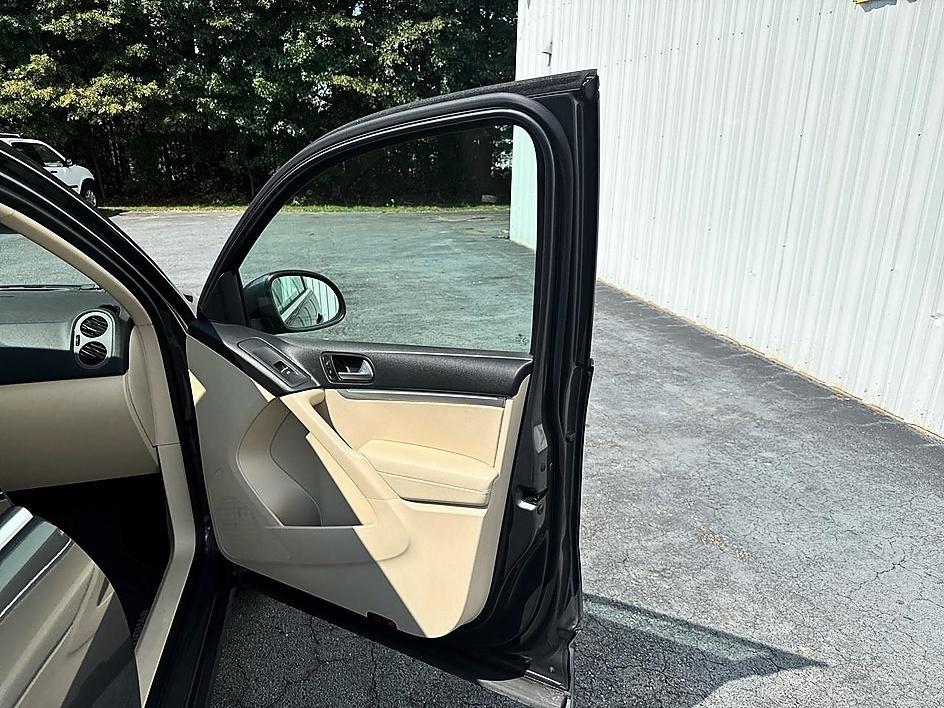 Volkswagen Tiguan 2WD 4dr Auto SE w/Sunroof & Nav 2013