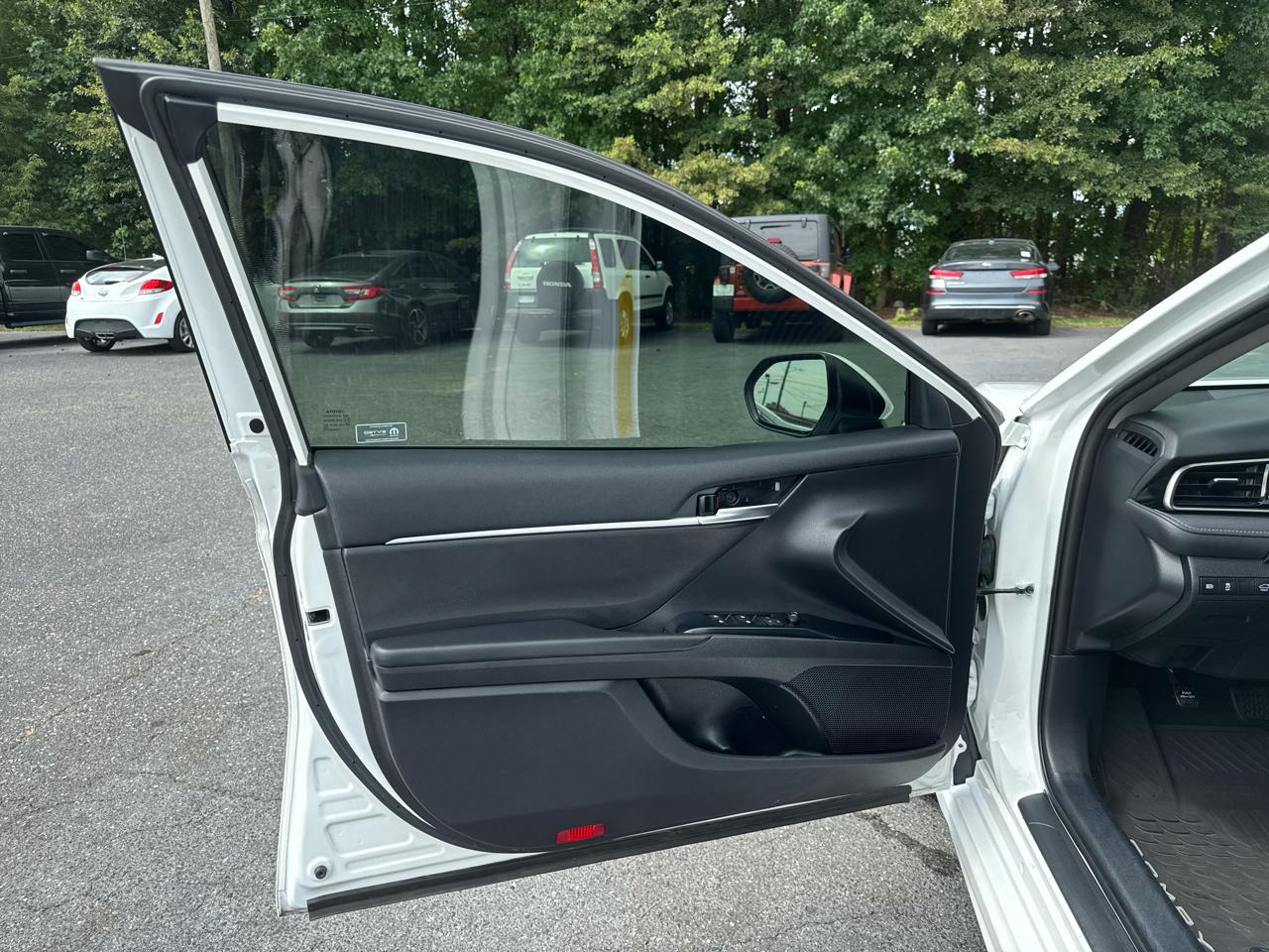 Toyota Camry SE Auto (Natl) 2020
