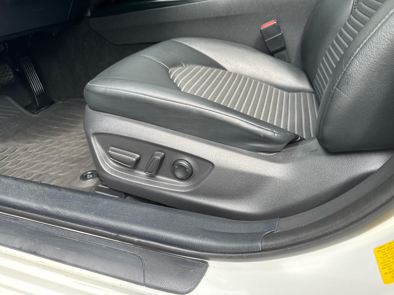Toyota Camry SE Auto (Natl) 2020
