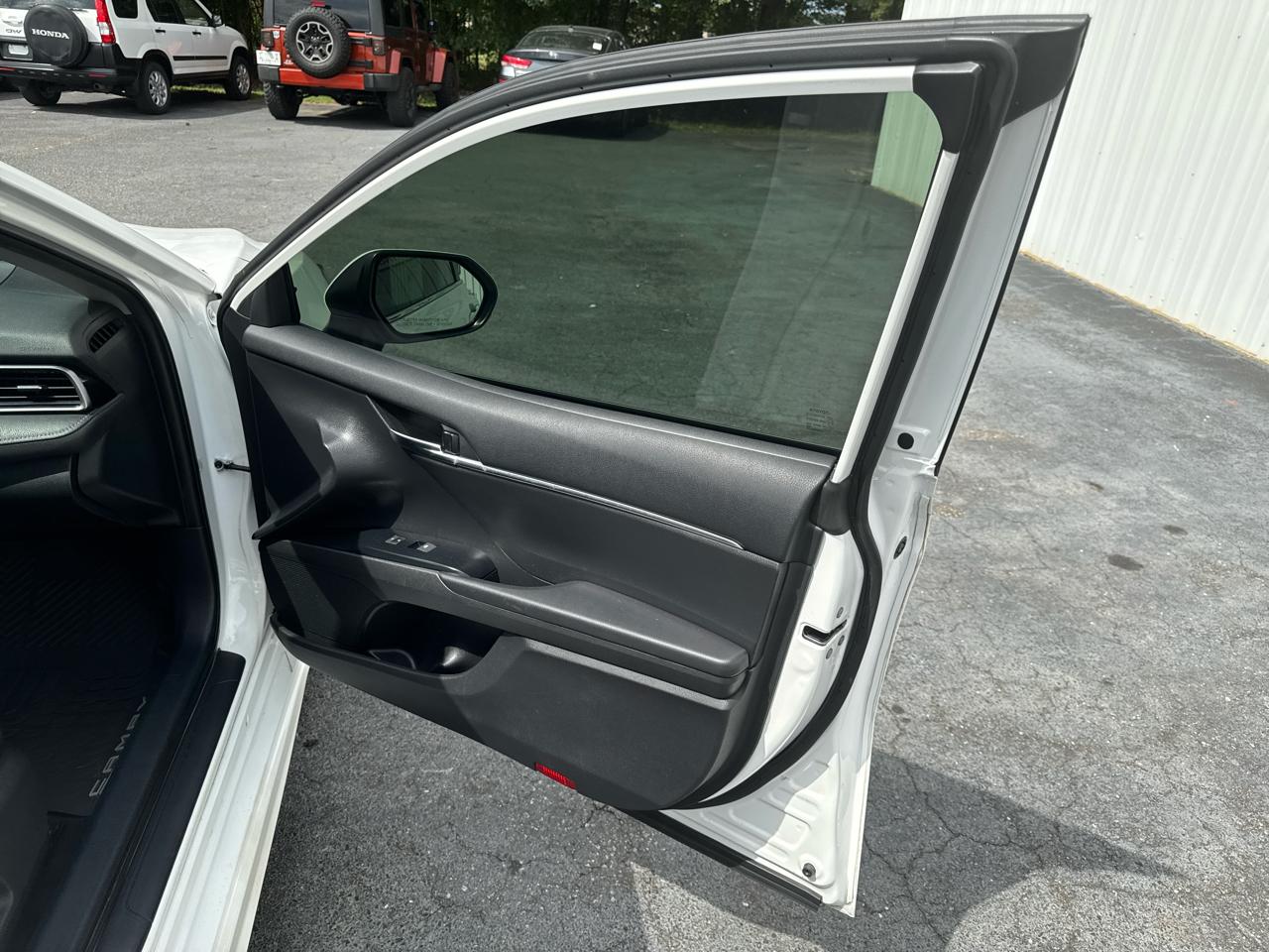 Toyota Camry SE Auto (Natl) 2020