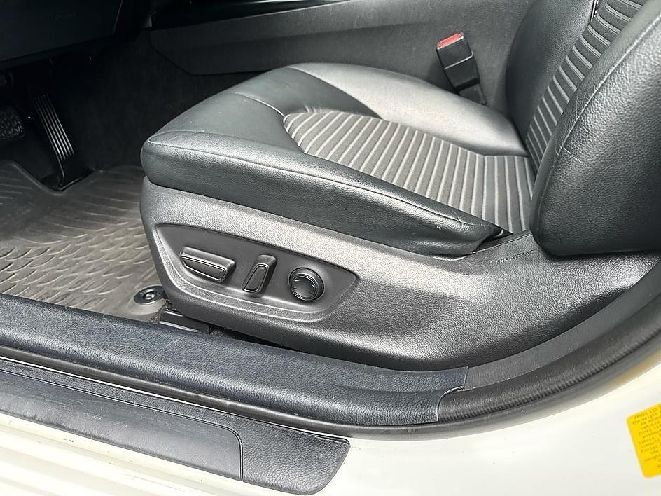Toyota Camry SE Auto (Natl) 2020