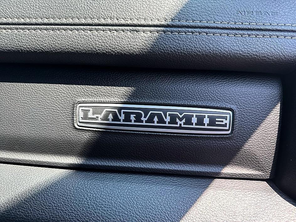 RAM 1500 Laramie 4x4 Crew Cab 5'7" Box 2021