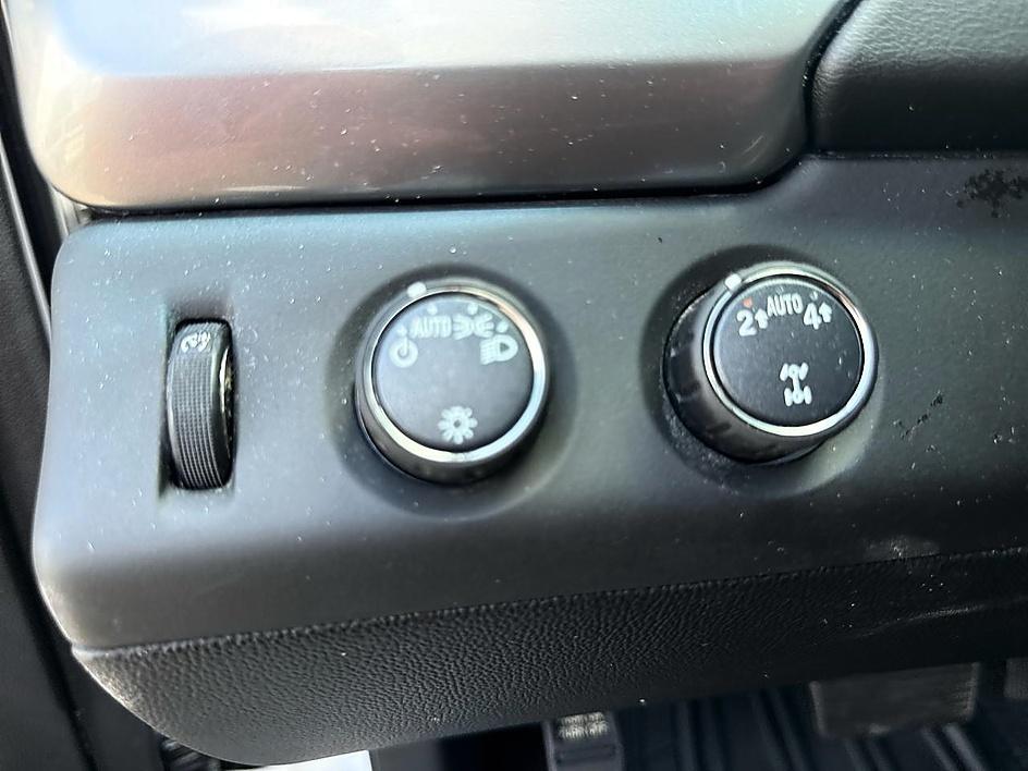 Chevrolet Suburban 4WD 4dr 1500 LT 2019