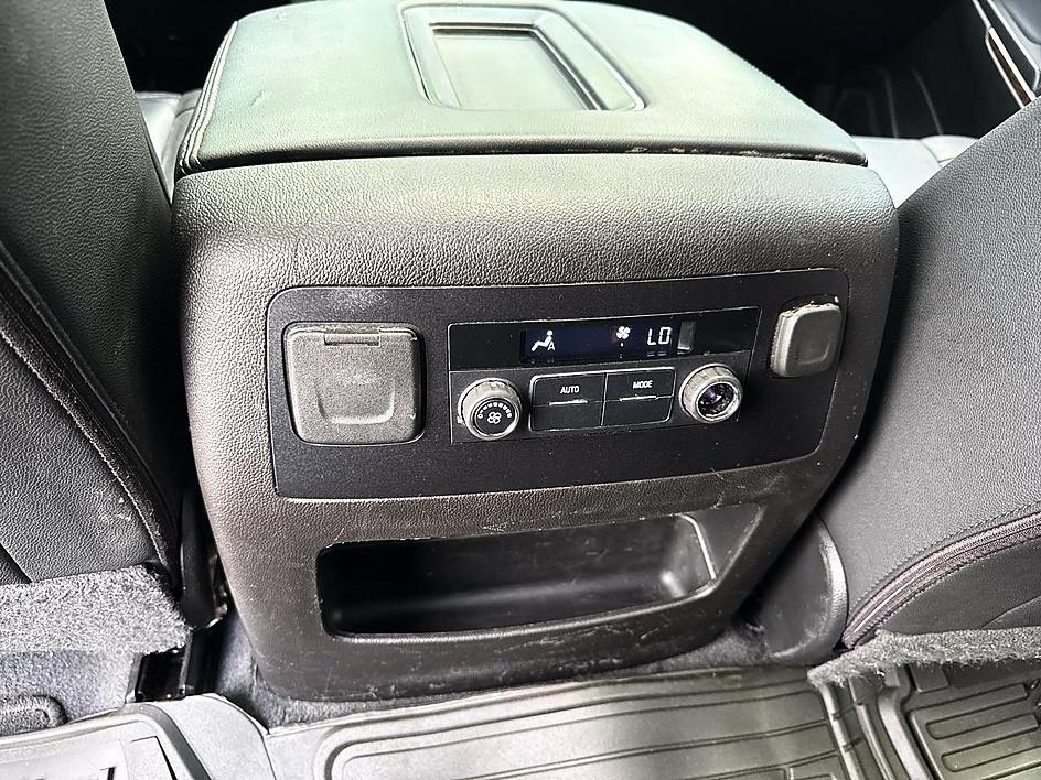 Chevrolet Suburban 4WD 4dr 1500 LT 2019