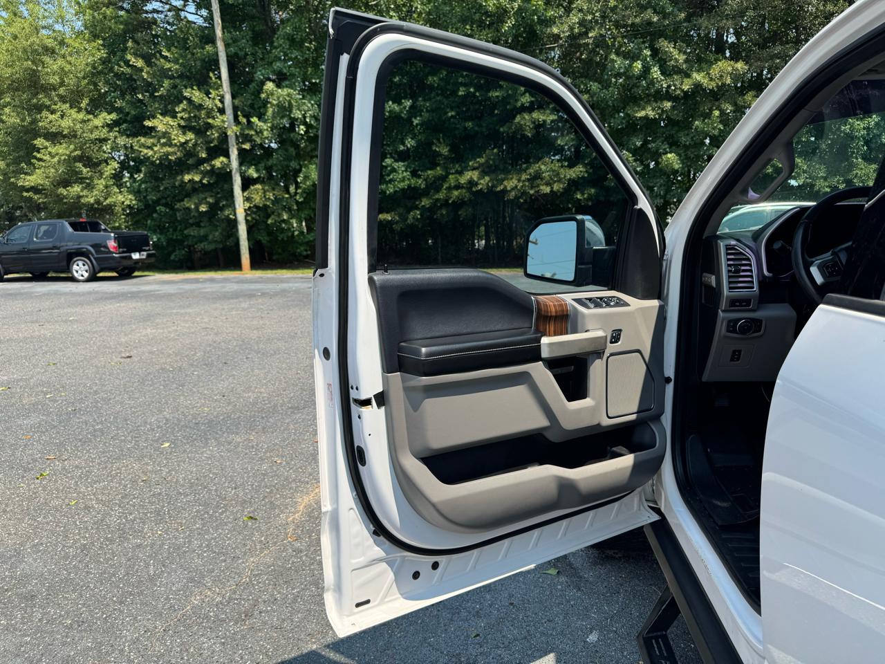 Ford F-150 4WD SuperCrew 139" Lariat 2016