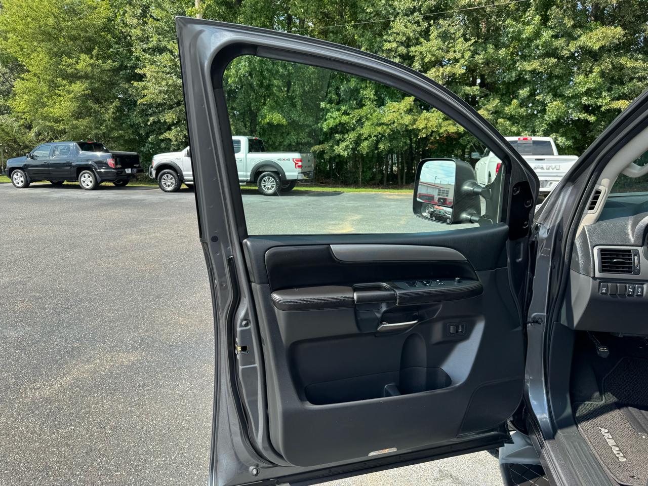 Nissan Armada 4WD 4dr SV 2014