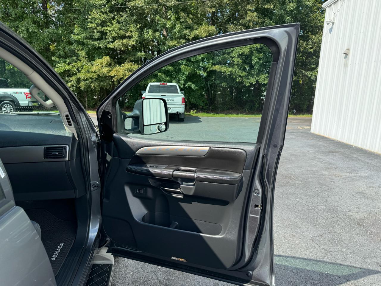 Nissan Armada 4WD 4dr SV 2014