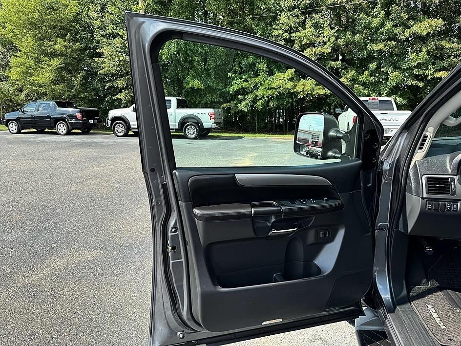 Nissan Armada 4WD 4dr SV 2014