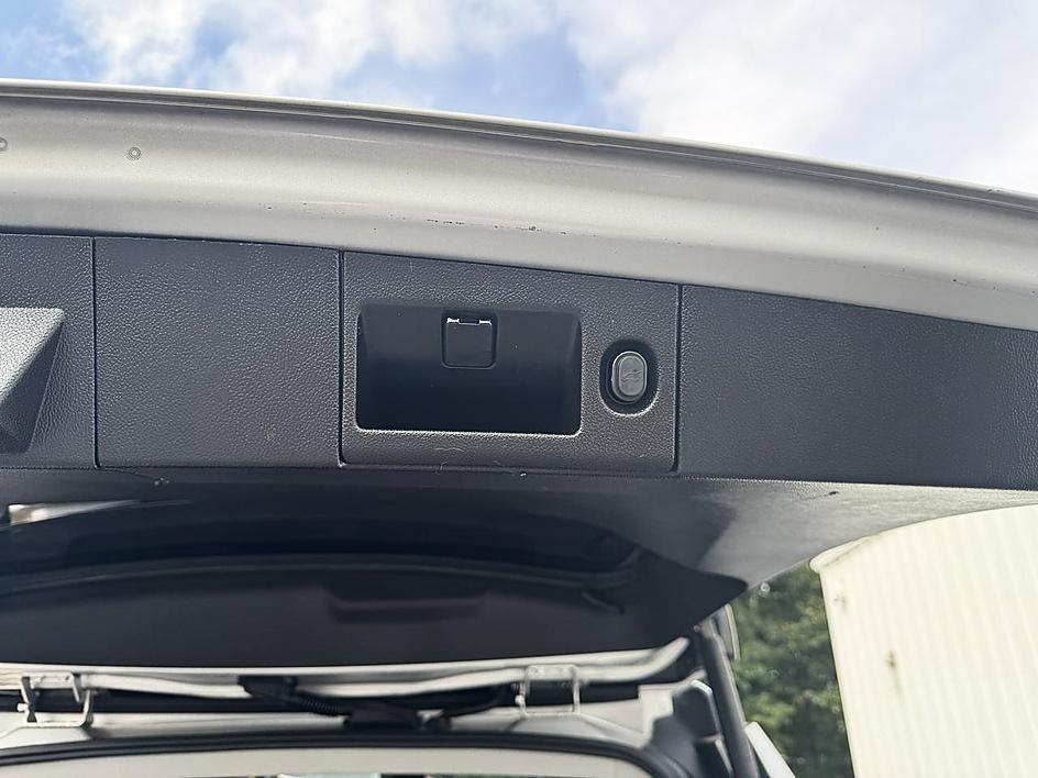Chevrolet Suburban 4WD 4dr 1500 LT 2018