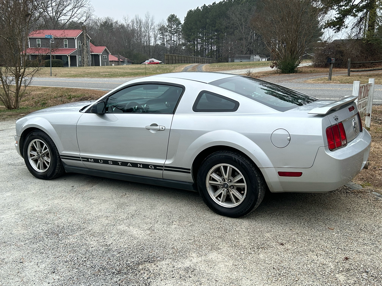 Ford Mustang V6 Deluxe Coupe 2005