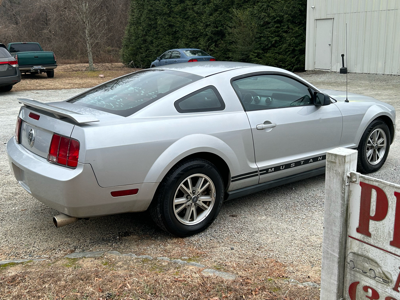 Ford Mustang V6 Deluxe Coupe 2005
