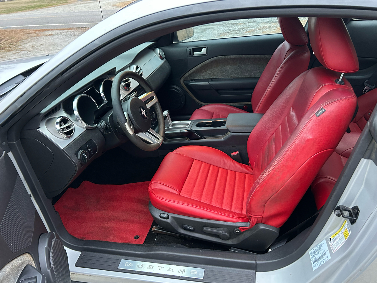 Ford Mustang V6 Deluxe Coupe 2005