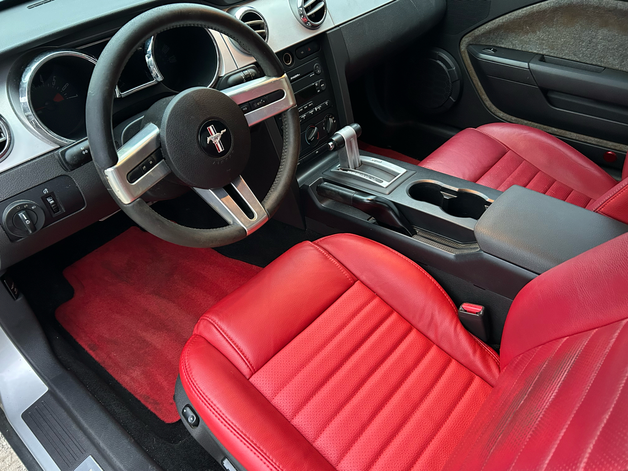 Ford Mustang V6 Deluxe Coupe 2005