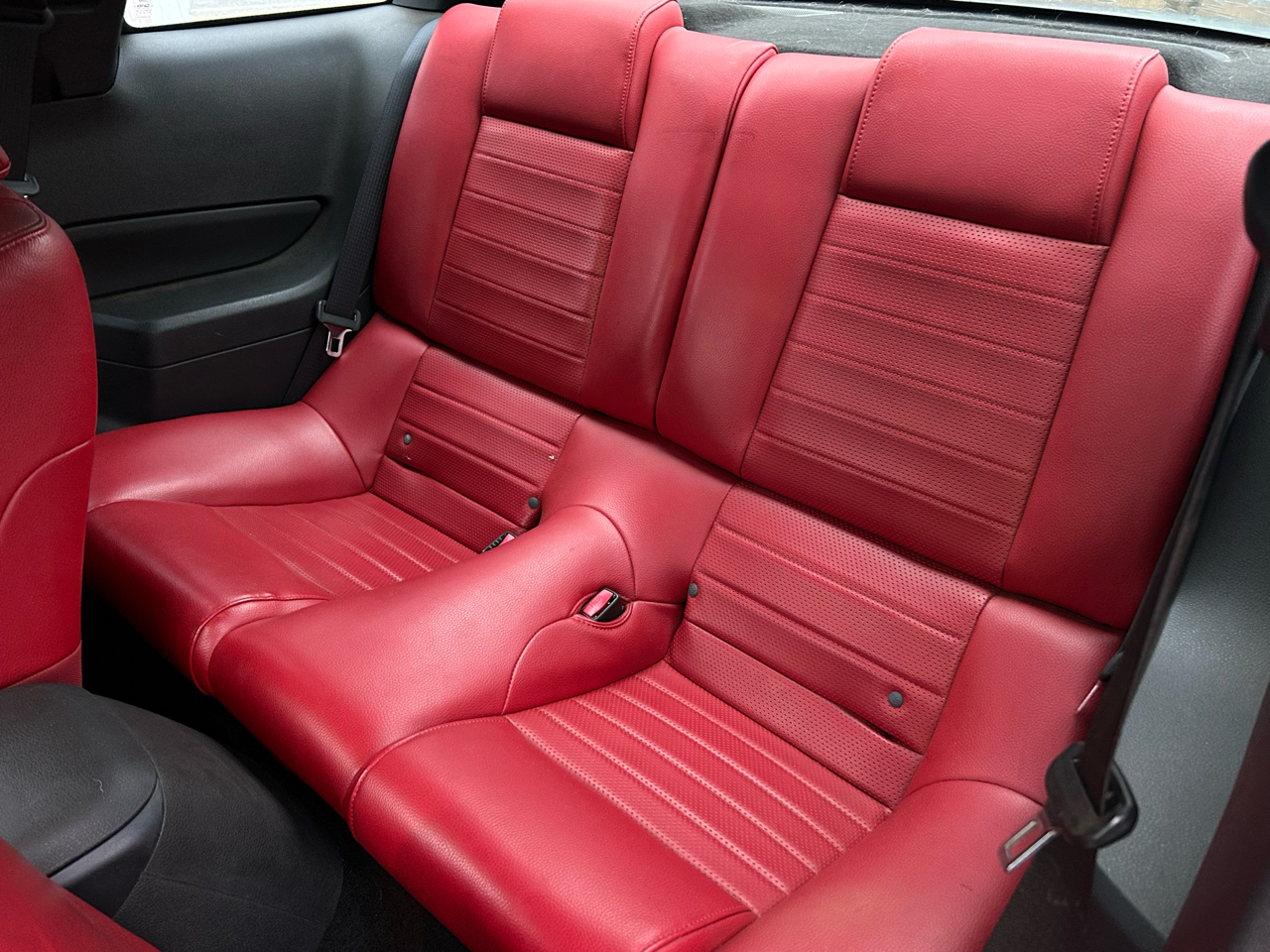 Ford Mustang V6 Deluxe Coupe 2005