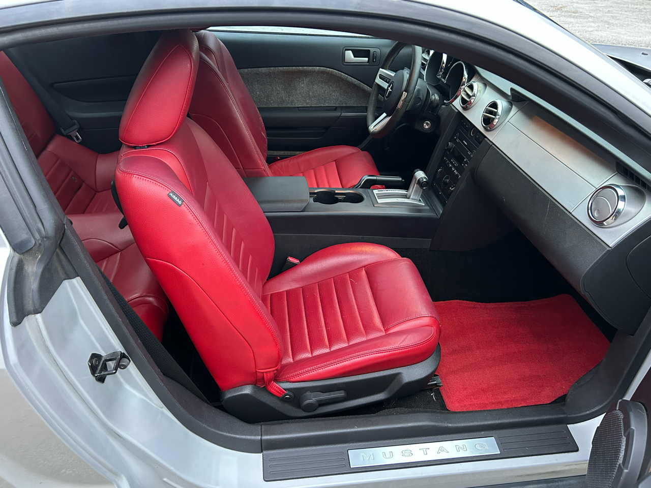 Ford Mustang V6 Deluxe Coupe 2005