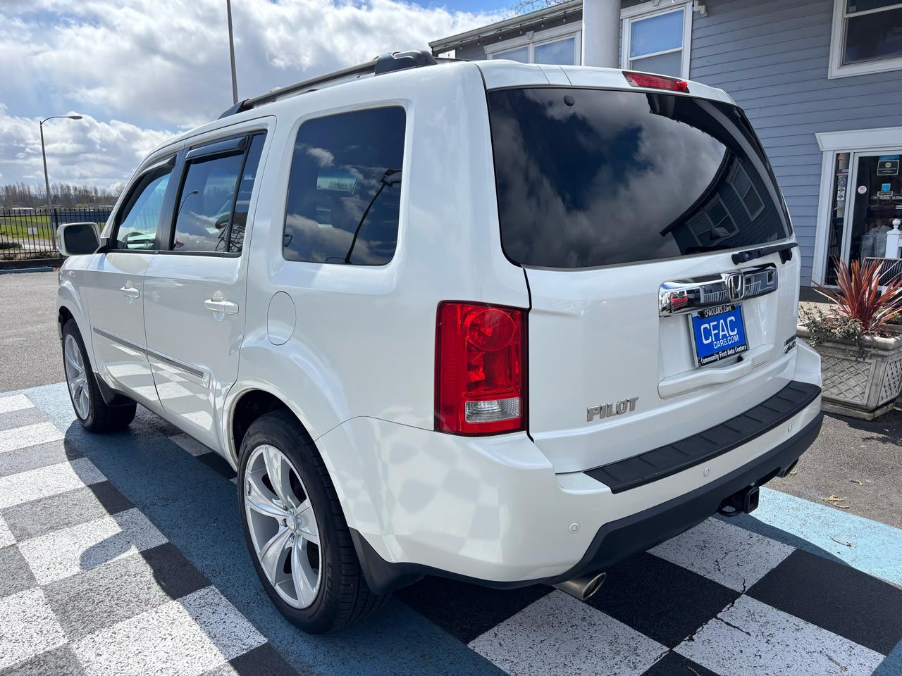 View vehicle photo 3